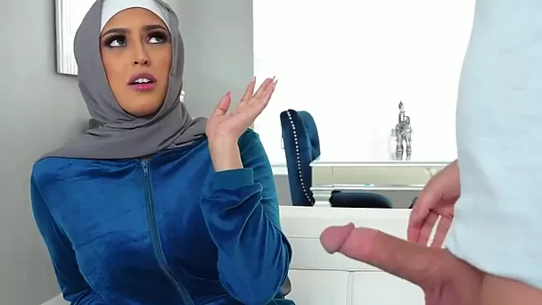 A gata muçulmana de hijab deixa um vizinho entrar, mas eventualmente eles ficam com tanto tesão que decidem foder