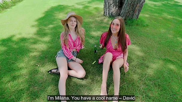 러시아 소녀 polina와 milana는 공원에서 낯선 사람과 유혹하고 있습니다.
