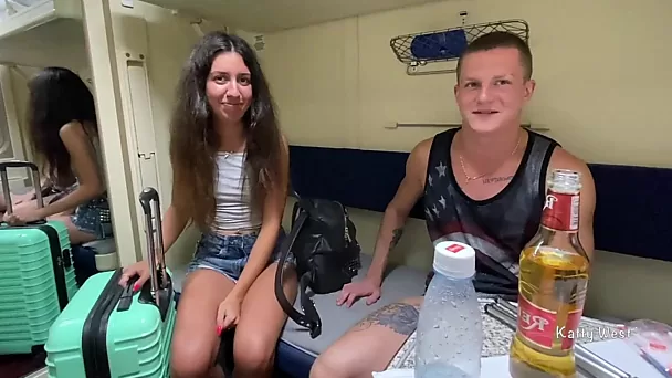 Putain de bon voyage : le sexe d'un étudiant à trois dans un compartiment de train