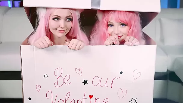 선물 상자에서 나온 두 명의 달콤한 소녀가 발렌타인 데이를 맞이할 준비가 되었습니다.