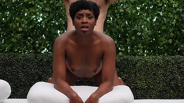 Afro babe Kelly toont haar vaardigheden aan casting agent met een grote witte lul