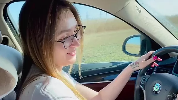 Rijlessen met stiefmoeder eindigen met hartstochtelijke seks in een auto