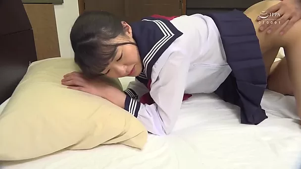 Aluna japonesa paga seu tutor com buceta aparada