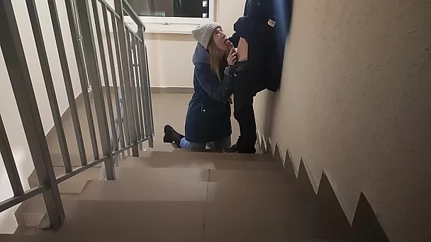 Adolescente rusa delgada chupa la polla en la entrada e invita al sexo oral