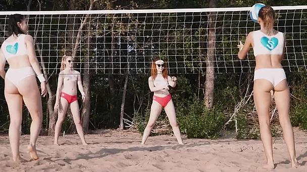 Garotas de praia energizadas se divertem lésbicas depois do jogo de vôlei