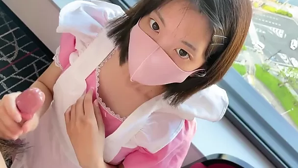 Kleine Aziatische tiener in dienstmeisjesuniform behaagt haar vriendje met bj en melken tot ze een enorme gezichtsbehandeling krijgt