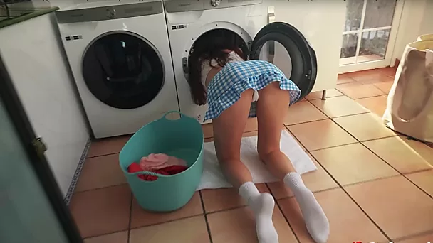 Magere tienerbrunette die vastzat in een wasmachine werd door haar stiefbroer in haar poesje geneukt