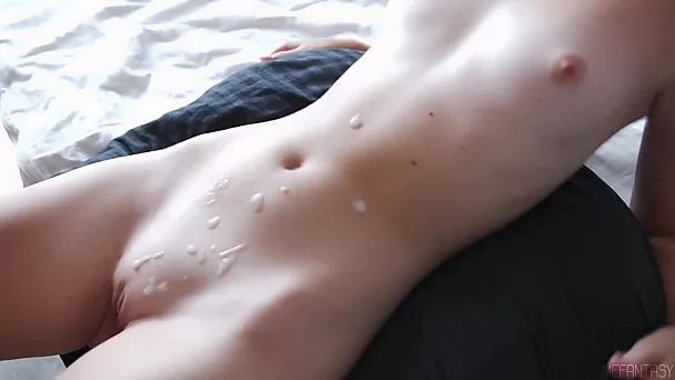 Молодая и миниатюрная русская любительница с плоской грудью покрывается спермой