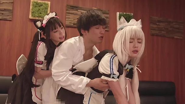 Aziatische tieners dragen anime-geïnspireerde kleding en neuken een gelukkige kerel