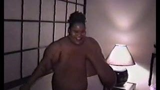 Eine 5 Fuß große große schwarze Frau mit riesigen Titten.