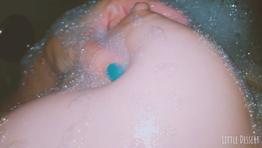 Девушка с маленькими сиськами обожает трогать себя в ванне