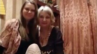 Russische Mutter mit Nicht-Tochter