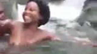 Haitianische Paare, die im Wasser fuccing sind