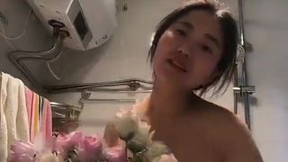 Chinesische Freundin singt nackt .. vollbusige Möpse