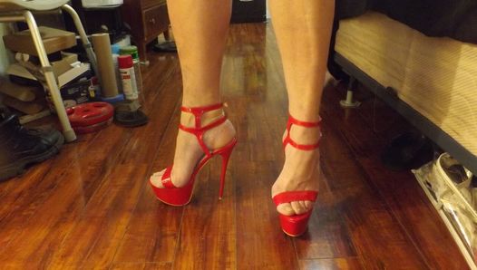 Rote Netzstrumpfhosen sind eine Freude für den Crossdresser. Stripper-Schuhe von klar und ich habe keine Angst.