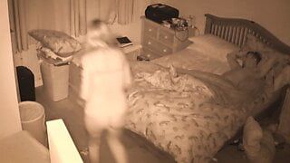 Stiefmutter schleicht sich nach einer Nacht in das Bett von Sohn und will seinen Schwanz