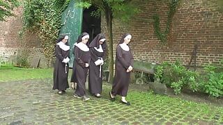 De nonnen van het klooster zijn echte sletten