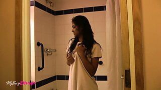 Dunkelhäutige indische Teen Schönheit im Badezimmer unter Dusche