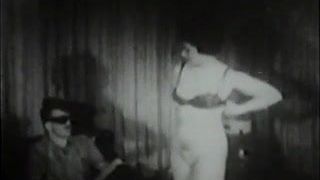 Frau mit dicken Titten lutscht an ihrem Casting (1950er Jahre)