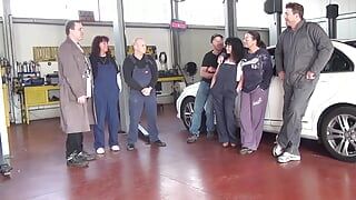 Die alte frau im bodyshop macht dich genießen