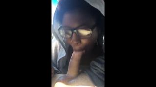 Zwart meisje zuigt haar blanke vriendje in de auto