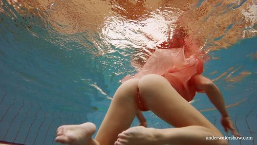 Das heißeste russische schätzchen mit perfektem körper deniska im pool