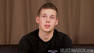 El guapo joven británico Ryan Days muestra sus habilidades para masturbarse