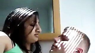 Indische Frau küsst ihren weißen Freund Desi Nri