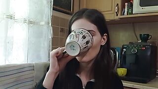 Seorang teman datang untuk minum kopi, tetapi dia menerima banyak air mani di mulutnya!!