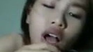 Junge thailändische Stiefmutter nimmt alles in ihren Mund