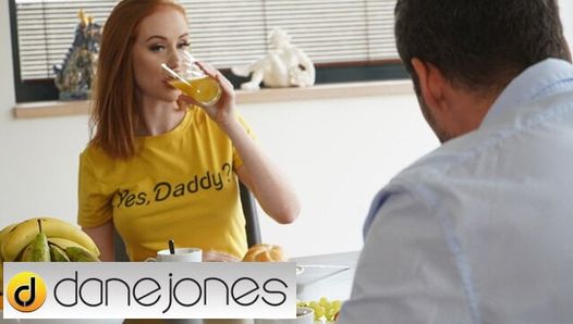 Dane Jones - die rothaarige Lenina Crowne mit dicken Titten beim Muschilecken