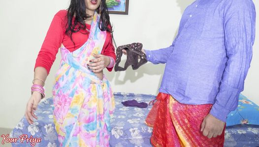 La giovane bahu priya piscia sul letto durante una scopata dura e ha fallito l'anale - audio hindi