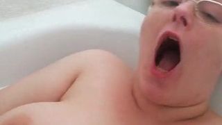 Geheimes Masturbieren in der Badewanne im Haus eines Freundes