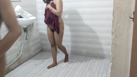 Jonge Bhabi was in bad aan het nemen toen plotseling de zwager haar stiekem in de badkamer verliet.