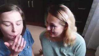 2 ragazze si fanno borrare in bocca  