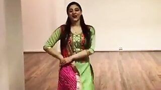 Bekleideter schöner Tanz von sexy Schätzchen auf Hindi-Song
