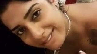 Heiße sexy indische Hure gibt ihrer Freundin sinnlichen Blowjob