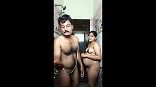 Schwangeres indisches Bhabhi in der Dusche mit Ehemann