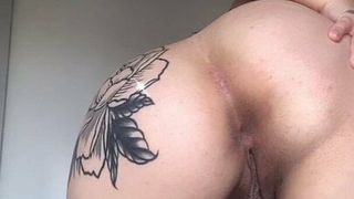 Inked Girl zeigt ihre Titten, Muschi und Arsch