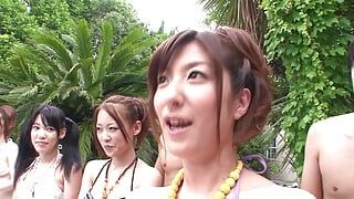 日本の女はプールの近くでチンポを吸った後、性交を楽しんでいます
