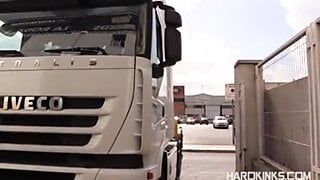 Hitchhicker bonks tài xế xe tải
