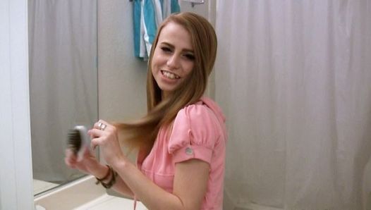 Süße zierliche blonde Teen-Freundin im Badezimmer gefickt, POV