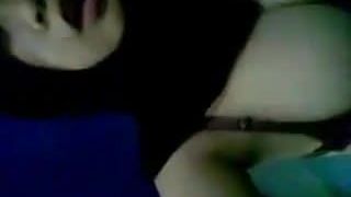 Indonesierin - jilbaber tudung Mädchen mit großen Möpsen masturbiert
