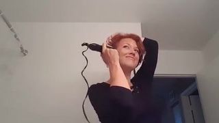 Stiefmutter rasiert ihren Kopf