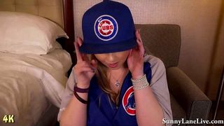 Baseball-Fan Sunny Lane leckt nach dem Masturbieren ihre Finger