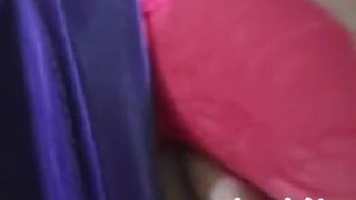 Desi CPL Romantik während Ehefrau seidiges Nachthemd trägt