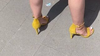 Vier Ladungen Sperma in High Heels Sandalen der Freundin - auf Füßen