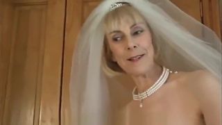 Hazel im Hochzeitskleid