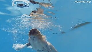Sexy schlampe mimi cica schwimmt nackt im pool