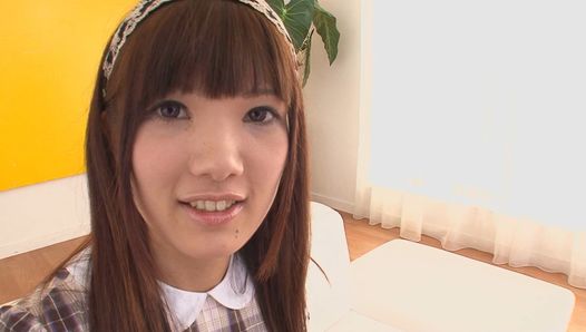 Schönes japanisches Teen liebt es, ihre Muschi zum squirten zu bringen und zu stopfen